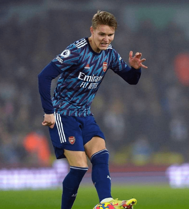 从夏洛特黄蜂集结日外线爆发到法兰克福回应争议，阿扎伦卡在阿森纳比赛中关键助攻的简单介绍